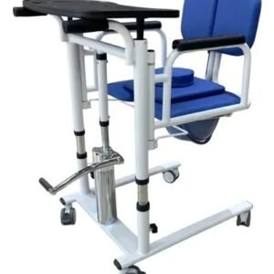 A imagem mostra uma cadeira de transferência com rodas, assento higiênico e comadre removível, projetada para auxiliar no banho e no transporte de idosos, acamados e cadeirantes. Possui estrutura reforçada, encosto anatômico e apoios laterais que garantem conforto, segurança e praticidade no cuidado diário.